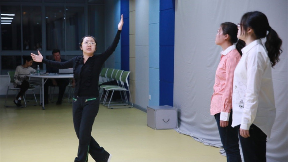 视频新闻：学生将莎翁名作《哈姆雷特》搬上舞台